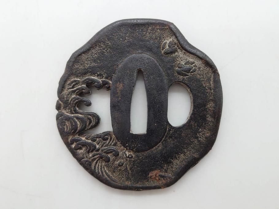 時代武具　鉄地　瓜形　透かし　龍の図　波に千鳥図　匠の美技が光る鍔2点セット(彫刻、刀装具)(R-080544)　
