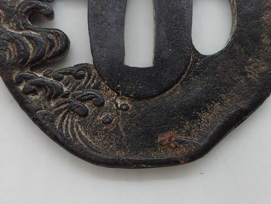 時代武具　鉄地　瓜形　透かし　龍の図　波に千鳥図　匠の美技が光る鍔2点セット(彫刻、刀装具)(R-080544)　