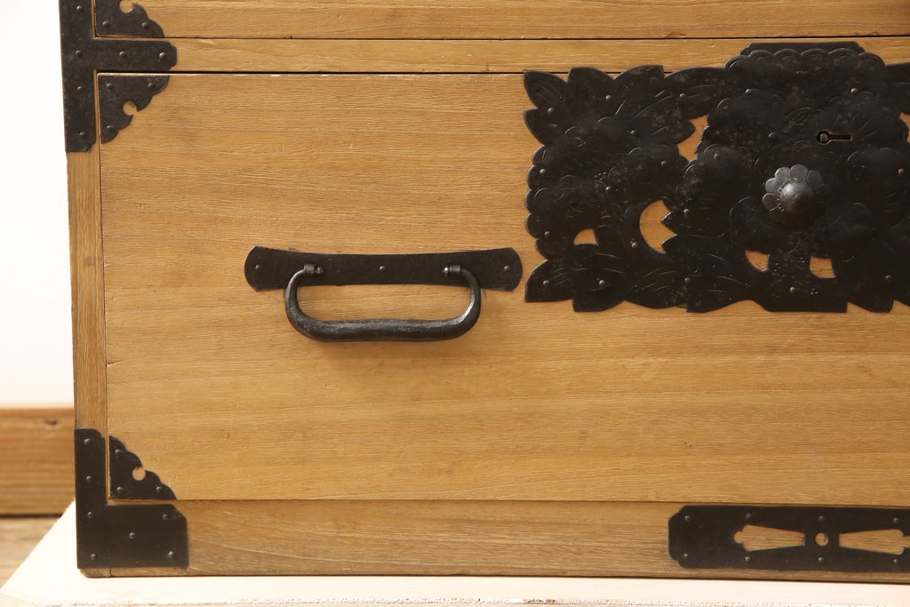 和製アンティーク　美品　前面桐材製　上品な木肌と力強い金具が魅力的な最上箪笥(時代箪笥、桐たんす、衣装箪笥、引き出し)(R-056722)