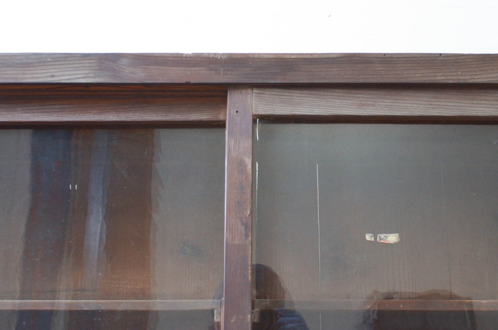 和製アンティーク　ゆらゆらガラス　古い木味が昔懐かしい雰囲気を醸し出す収納棚(サイドボード、食器棚、収納棚、飾り棚、戸棚)(R-072627)