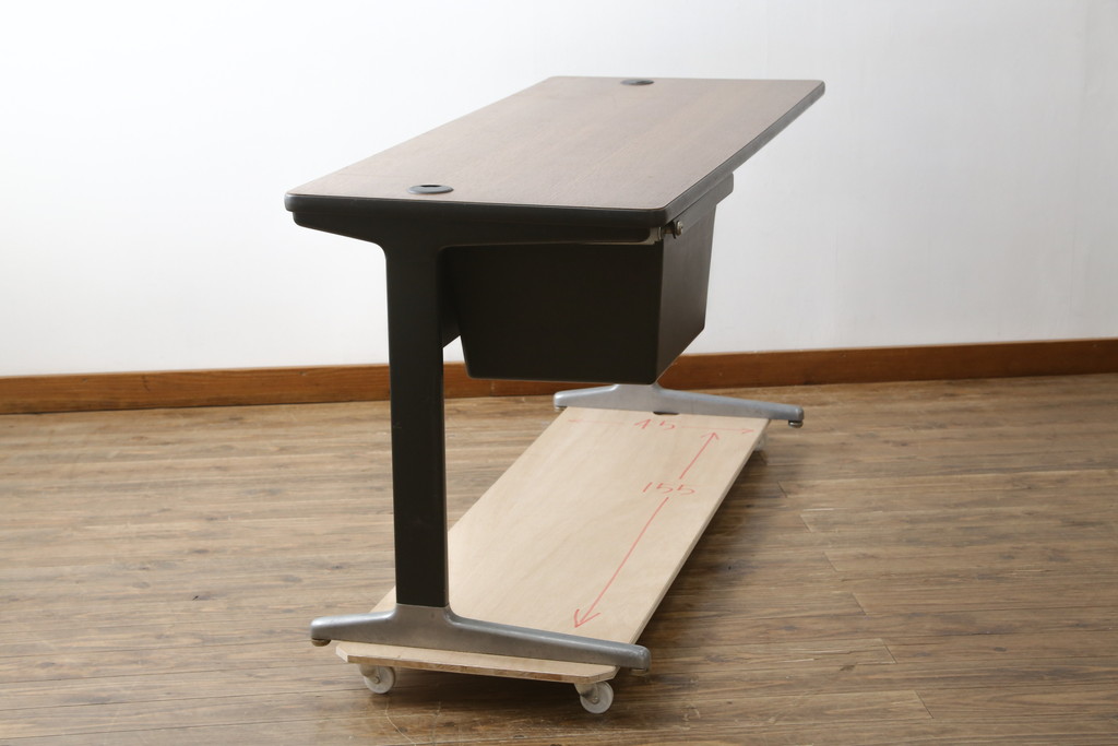 アメリカビンテージ　Hermanmiller(ハーマンミラー社)　アクション・オフィス(Action Office)　ロバート・プロプスト(Robert Propst)　ジョージ・ネルソン(George Nelson)　スタイリッシュなデザインが素敵なワークデスク(机、作業台、在宅用、在宅ワーク用、ヴィンテージ)(R-081202)