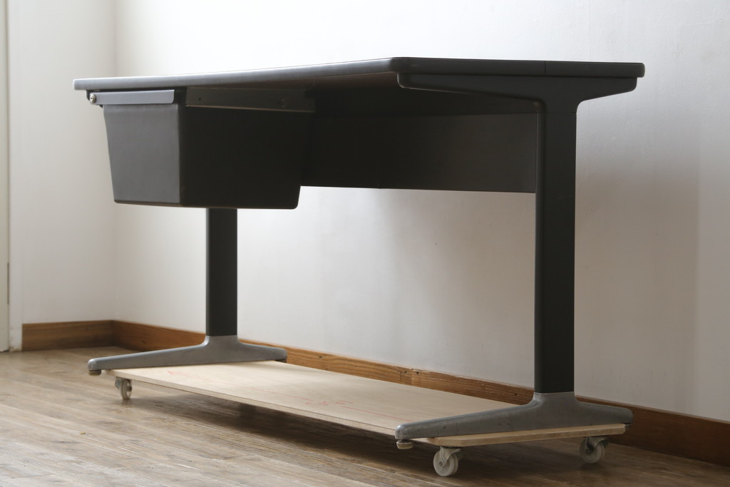 アメリカビンテージ　Hermanmiller(ハーマンミラー社)　アクション・オフィス(Action Office)　ロバート・プロプスト(Robert Propst)　ジョージ・ネルソン(George Nelson)　スタイリッシュなデザインが素敵なワークデスク(机、作業台、在宅用、在宅ワーク用、ヴィンテージ)(R-081202)