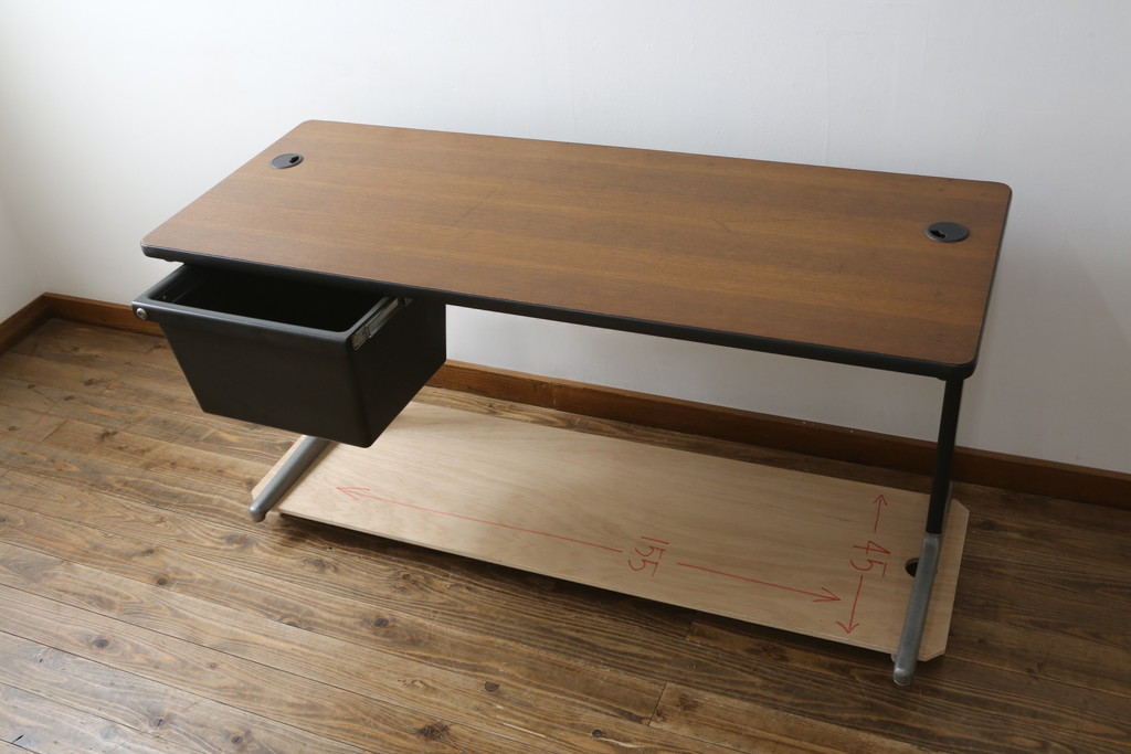 アメリカビンテージ　Hermanmiller(ハーマンミラー社)　アクション・オフィス(Action Office)　ロバート・プロプスト(Robert Propst)　ジョージ・ネルソン(George Nelson)　スタイリッシュなデザインが素敵なワークデスク(机、作業台、在宅用、在宅ワーク用、ヴィンテージ)(R-081202)