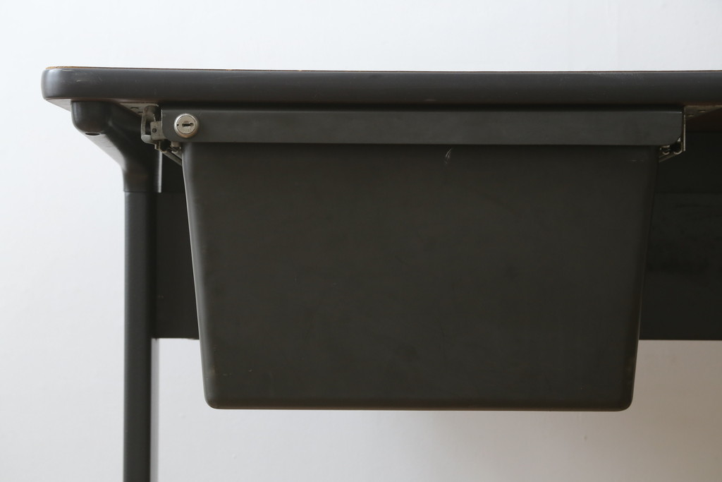 アメリカビンテージ　Hermanmiller(ハーマンミラー社)　アクション・オフィス(Action Office)　ロバート・プロプスト(Robert Propst)　ジョージ・ネルソン(George Nelson)　スタイリッシュなデザインが素敵なワークデスク(机、作業台、在宅用、在宅ワーク用、ヴィンテージ)(R-081202)