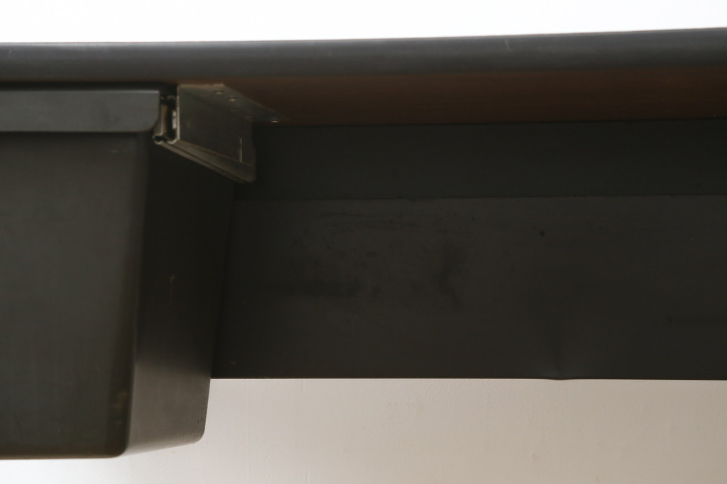 アメリカビンテージ　Hermanmiller(ハーマンミラー社)　アクション・オフィス(Action Office)　ロバート・プロプスト(Robert Propst)　ジョージ・ネルソン(George Nelson)　スタイリッシュなデザインが素敵なワークデスク(机、作業台、在宅用、在宅ワーク用、ヴィンテージ)(R-081202)