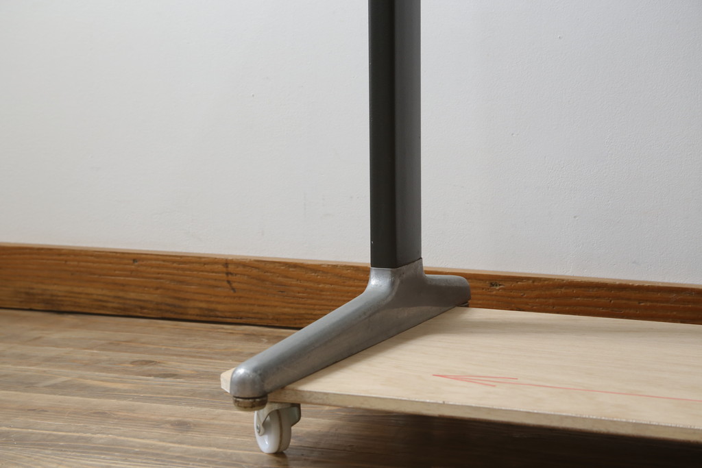 アメリカビンテージ　Hermanmiller(ハーマンミラー社)　アクション・オフィス(Action Office)　ロバート・プロプスト(Robert Propst)　ジョージ・ネルソン(George Nelson)　スタイリッシュなデザインが素敵なワークデスク(机、作業台、在宅用、在宅ワーク用、ヴィンテージ)(R-081202)