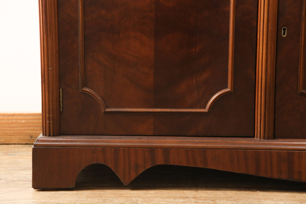 ビンテージ　イギリス輸入家具　マホガニー材　高級感溢れる佇まいが美しいキャビネット(収納棚、戸棚、飾り棚、食器棚、ヴィンテージ)(R-053958)