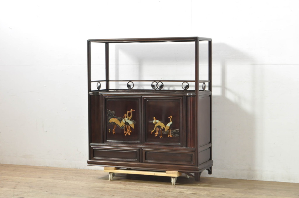 中古　伝統工芸品　大阪唐木指物　中澤唐木　好斎作　紫檀(シタン)材　漆塗り　琳派の群鶴を描いた蒔絵入りの脚付き飾り棚(茶棚、茶箪笥、茶タンス、収納棚、戸棚、サイドキャビネット)(定価約165万円)(R-080243)