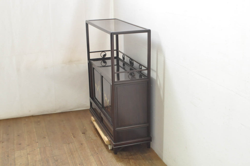中古　伝統工芸品　大阪唐木指物　中澤唐木　好斎作　紫檀(シタン)材　漆塗り　琳派の群鶴を描いた蒔絵入りの脚付き飾り棚(茶棚、茶箪笥、茶タンス、収納棚、戸棚、サイドキャビネット)(定価約165万円)(R-080243)