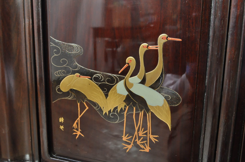 中古　伝統工芸品　大阪唐木指物　中澤唐木　好斎作　紫檀(シタン)材　漆塗り　琳派の群鶴を描いた蒔絵入りの脚付き飾り棚(茶棚、茶箪笥、茶タンス、収納棚、戸棚、サイドキャビネット)(定価約165万円)(R-080243)