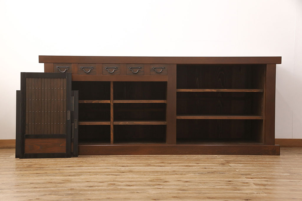 【オーダー家具実例】水屋箪笥を新規製作しました。デザインは当店で販売していた過去商品を参考に、ご希望のサイズで制作。時代箪笥のような立派なオーラの漂う水屋箪笥に仕上がりました。(サイドボード、和箪笥、カウンター)