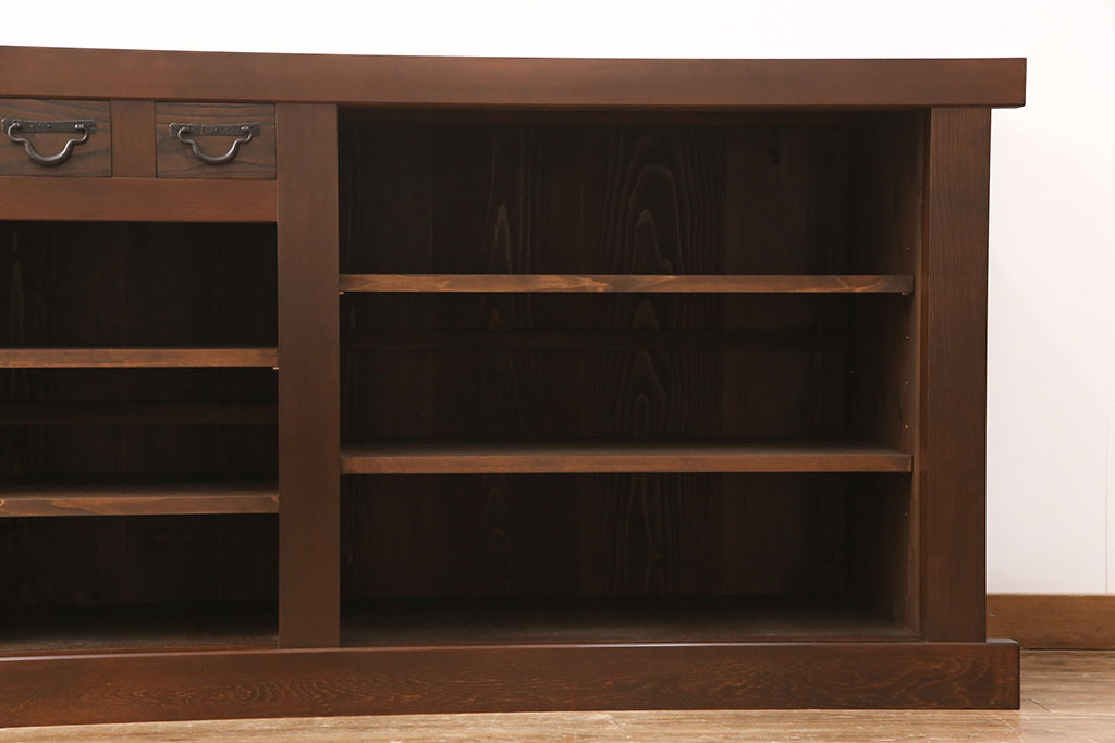 【オーダー家具実例】水屋箪笥を新規製作しました。デザインは当店で販売していた過去商品を参考に、ご希望のサイズで制作。時代箪笥のような立派なオーラの漂う水屋箪笥に仕上がりました。(サイドボード、和箪笥、カウンター)