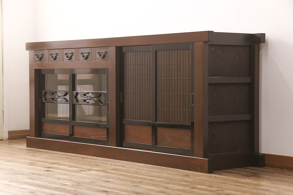 【オーダー家具実例】水屋箪笥を新規製作しました。デザインは当店で販売していた過去商品を参考に、ご希望のサイズで制作。時代箪笥のような立派なオーラの漂う水屋箪笥に仕上がりました。(サイドボード、和箪笥、カウンター)