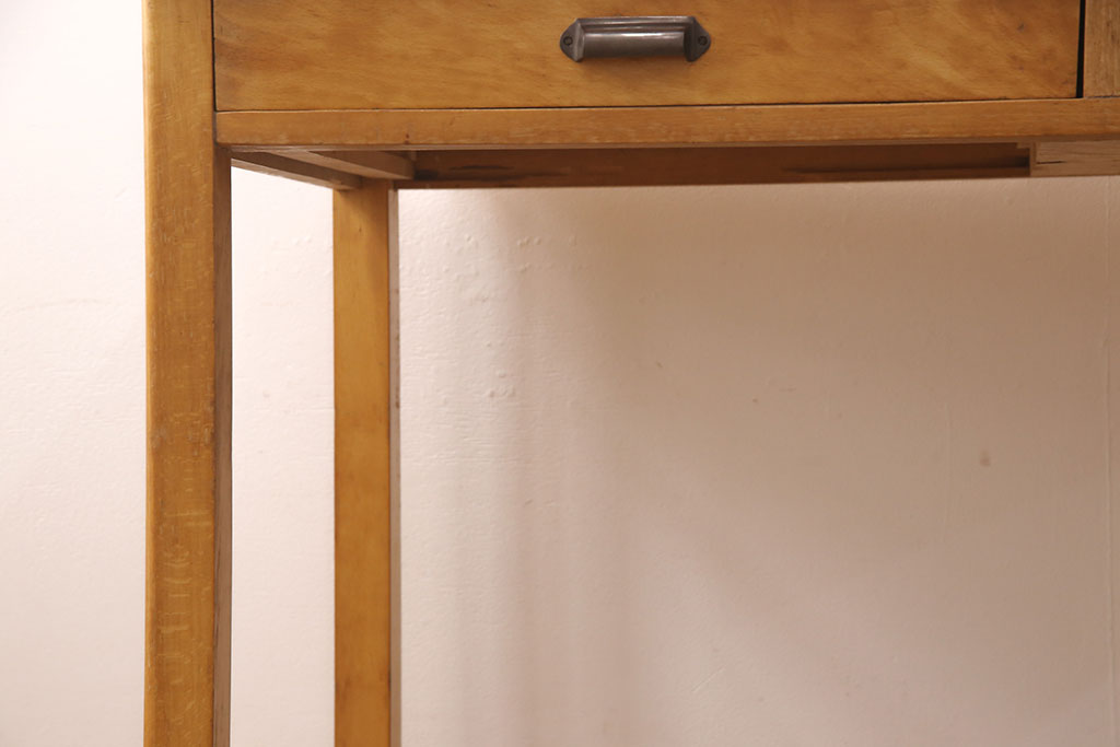 【セミオーダー家具実例】イギリスヴィンテージのデスクを高品質リペアし、取っ手を交換しました。ナチュラルでかわいらしい雰囲気からクールなヴィンテージ感漂うデスクに生まれ変わりました。(平机、ワークデスク)