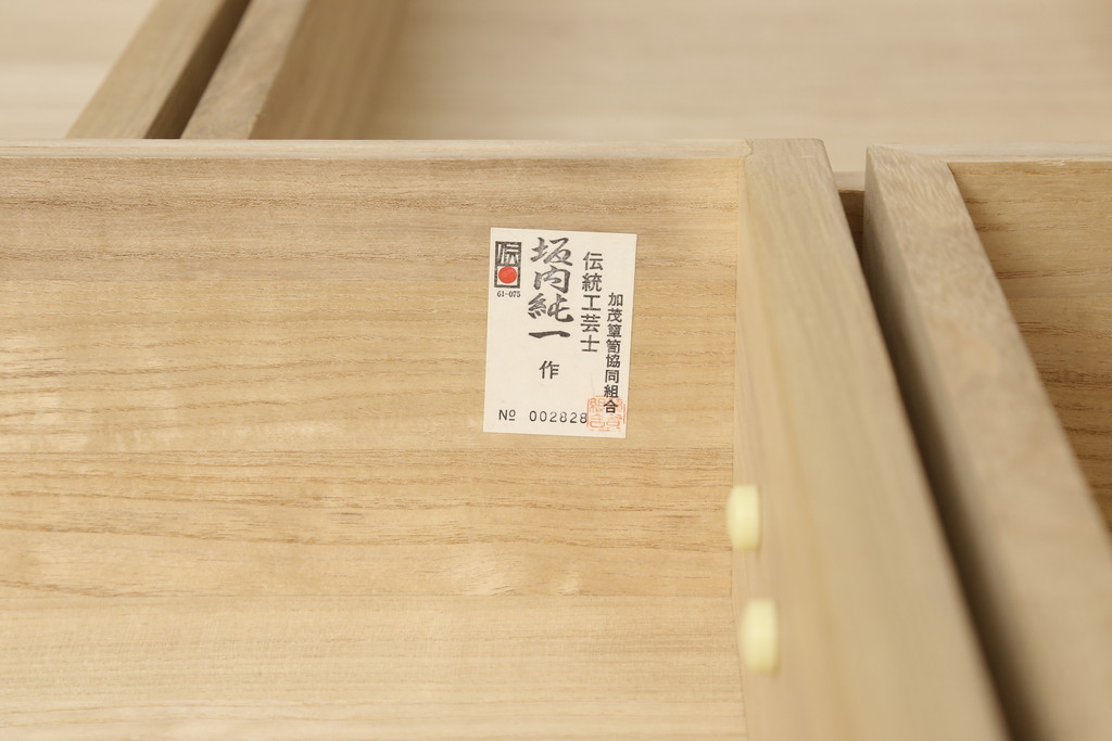 【桐箪笥(桐たんす)リメイク実例】加茂総桐箪笥に高品質リペアを施しました。新たにヒノキ新材の天板を取り付け、桐材本来の美しさを生かした木地仕上げを施し、さらに木部の呼吸も妨げない蜜蝋ワックスで仕上げました。(総桐たんす、桐タンス、和たんす、引き出し、収納たんす、チェスト)