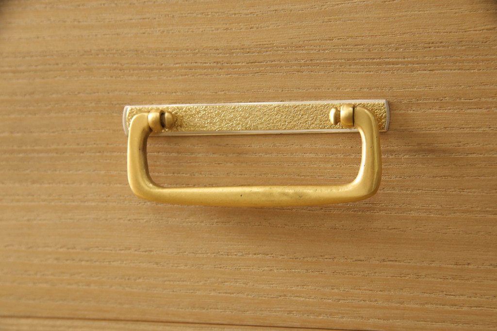 【桐箪笥(桐たんす)リメイク実例】加茂総桐箪笥に高品質リペアを施しました。新たにヒノキ新材の天板を取り付け、桐材本来の美しさを生かした木地仕上げを施し、さらに木部の呼吸も妨げない蜜蝋ワックスで仕上げました。(総桐たんす、桐タンス、和たんす、引き出し、収納たんす、チェスト)