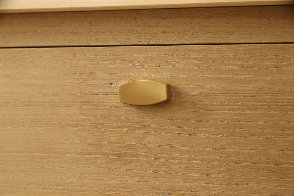 【桐箪笥(桐たんす)リメイク実例】加茂総桐箪笥に高品質リペアを施しました。新たにヒノキ新材の天板を取り付け、桐材本来の美しさを生かした木地仕上げを施し、さらに木部の呼吸も妨げない蜜蝋ワックスで仕上げました。(総桐たんす、桐タンス、和たんす、引き出し、収納たんす、チェスト)