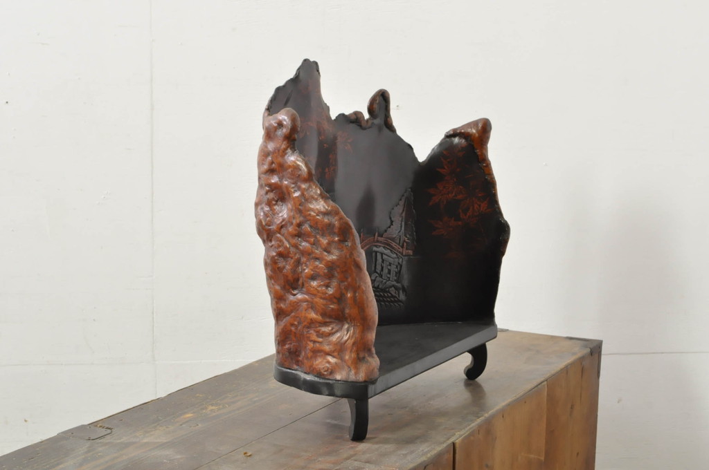 和製ビンテージ　工芸品　日光　鈴木島吉作　総漆塗り　木瘤(こぶ)　大胆にあしらわれた紅葉と細かな彫刻が見事な存在感のある飾り台(花台、ヴィンテージ)(R-080251)