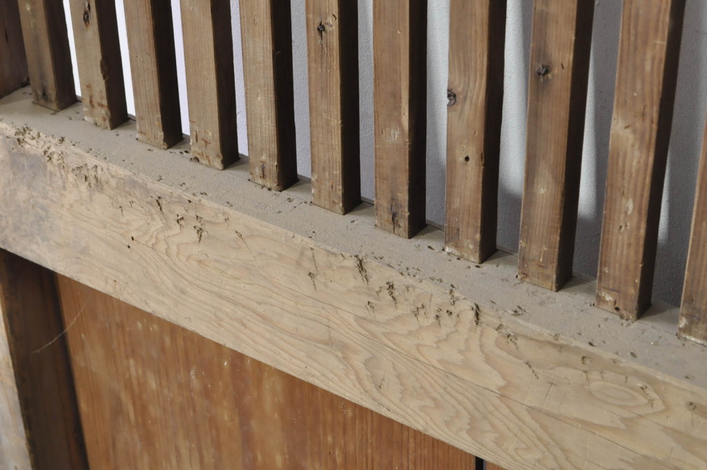 アンティーク建具　松材　時代の流れを感じさせる格子蔵戸1枚(引き戸、玄関戸、格子戸)(R-080220)