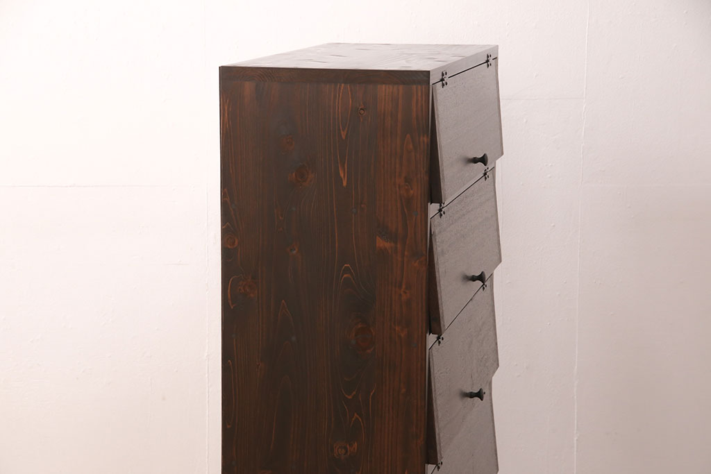 【オーダー家具実例】パタパタ扉の収納棚を新規製作しました。過去のオーダー品を参考に、同じデザインで制作。扉には古材を使用し、レトロな温かみのある棚に仕上がりました。(下駄箱、戸棚)