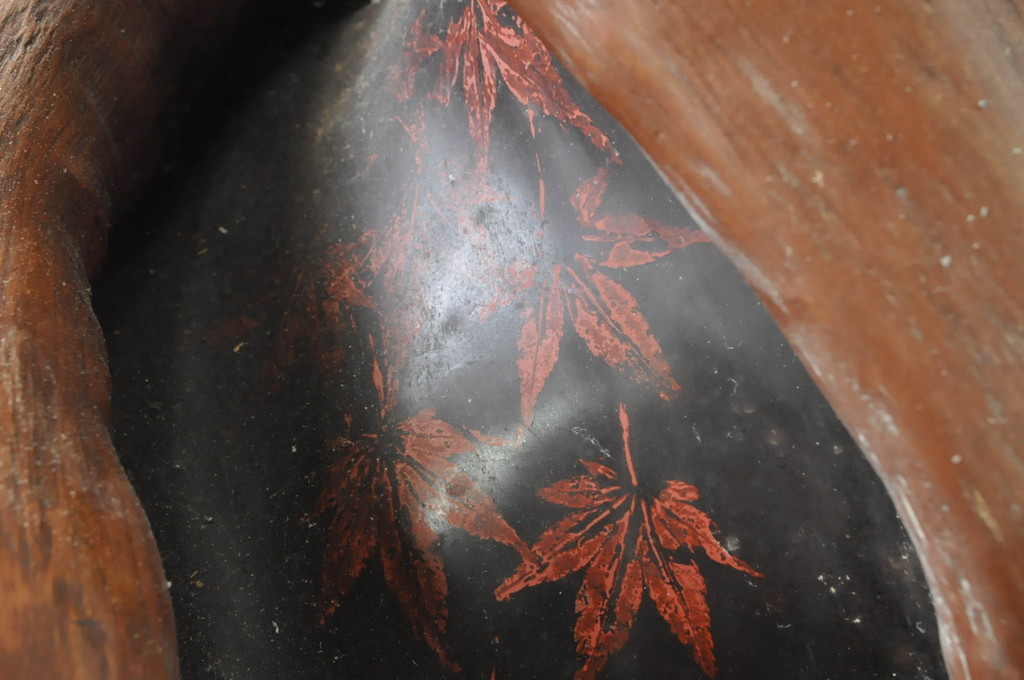 和製ビンテージ　工芸品　日光　鈴木島吉作　総漆塗り　隙間から見える紅葉と流れるような曲線が見事な花台(飾り台、ヴィンテージ)(R-080252)