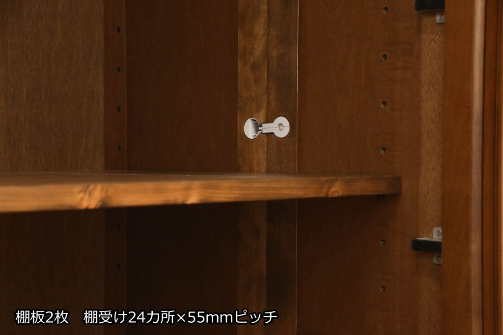 ワードローブを使いやすくリメイク!高さと幅は小さく、奥行きは広くリサイズ。棚板を新たに制作し、扉を折れ戸仕様に変更。前後で分解できる仕様に加工し、ワントーン落ち着いた色に着色仕上げ。
