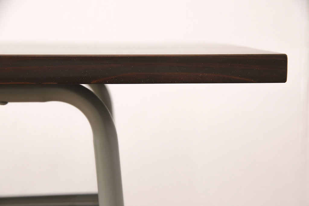 売り切れてしまった鉄脚テーブルを再現制作。鉄脚はペイント塗装し、天板には古材を使って、表情豊かなテーブルに仕上がりました。(作業台、カウンターテーブル)