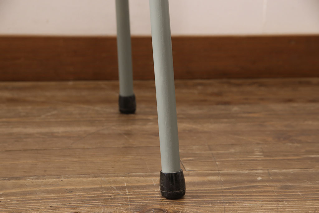 売り切れてしまった鉄脚テーブルを再現制作。鉄脚はペイント塗装し、天板には古材を使って、表情豊かなテーブルに仕上がりました。(作業台、カウンターテーブル)