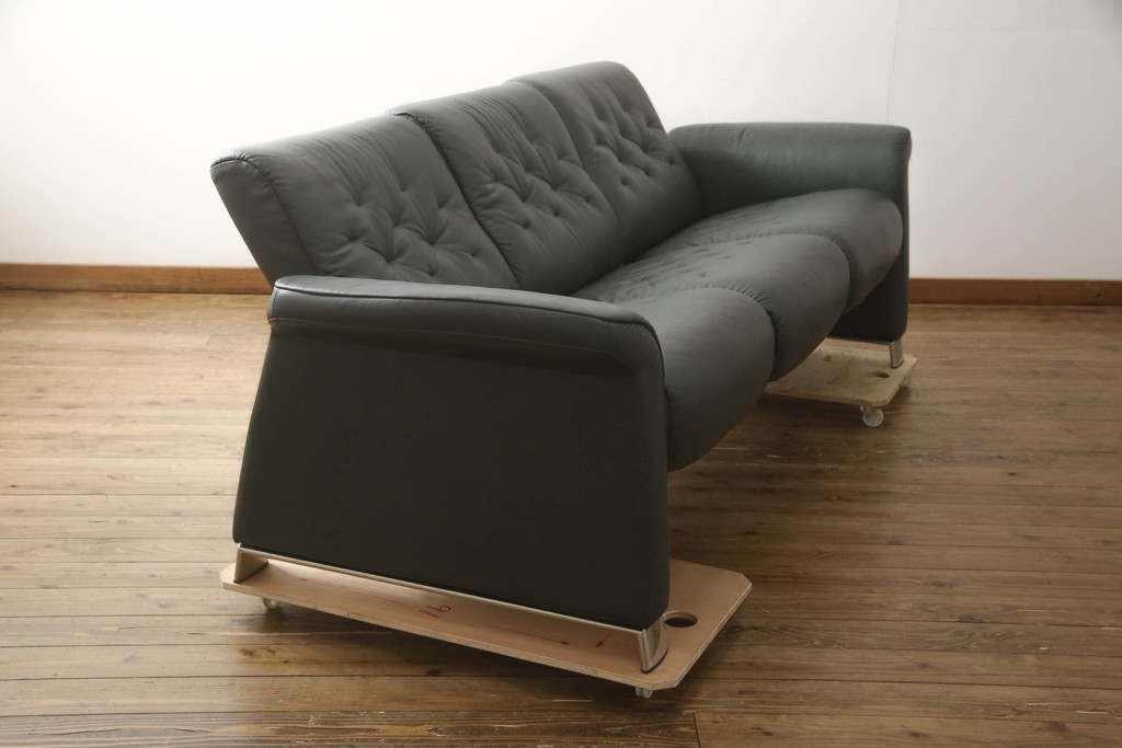 中古　ノルウェー製　ほぼ未使用の極美品!!　EKORNES(エコーネス)　ストレスレス(Stressless)　メトロポリタン　大人の贅沢なくつろぎ空間を演出する三人掛けソファ(アームソファ、3人掛け、3P、トリプルソファ、ロッキング機能、北欧)(定価約55万円)(R-066508)