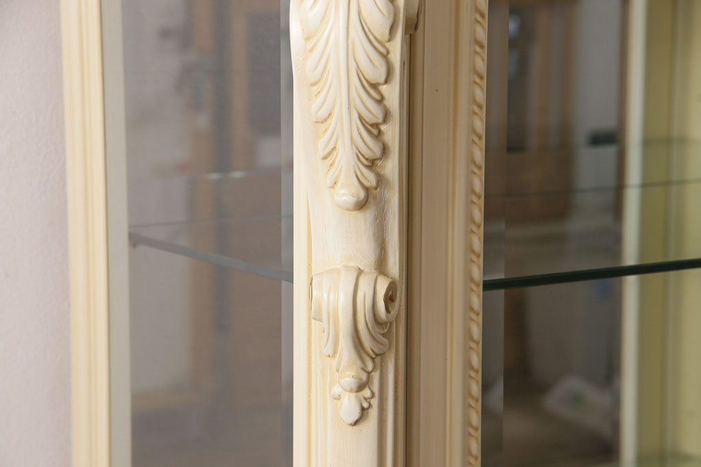 中古　イタリア　照明付き　ロココ調のエレガントなデザインが目を引く高級品のガラスケース(ショーケース、キャビネット、飾り棚、コレクションケース)(定価約150万円)