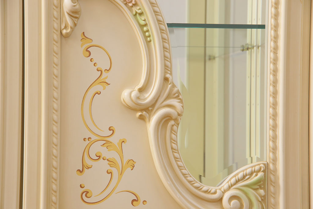 中古　イタリア　照明付き　ロココ調のエレガントなデザインが目を引く高級品のガラスケース(ショーケース、キャビネット、飾り棚、コレクションケース)(定価約150万円)