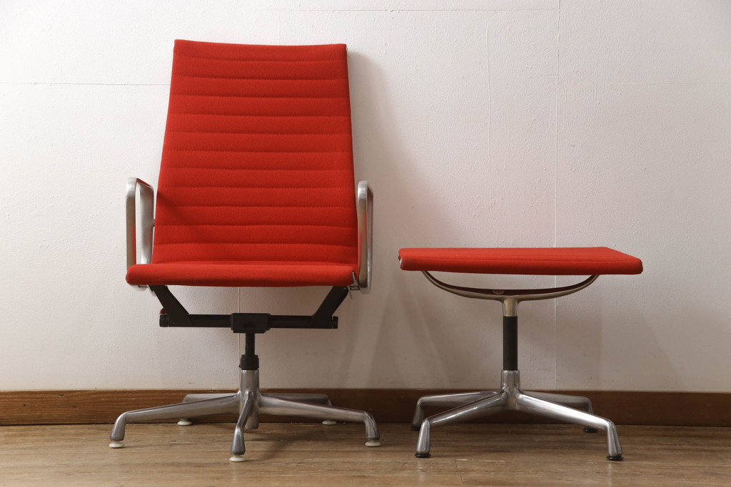 アメリカビンテージ　Hermanmiller(ハーマンミラー社)　Eames Aluminum Group(イームズアルミナムグループ)　エグゼクティブチェア　鮮やかなレッドカラーが空間を彩る回転チェアとオットマンのセット(回転椅子、回転イス、アームチェア、オフィスチェア、フットスツール、ヴィンテージ)(定価約55万円)(R-066558)