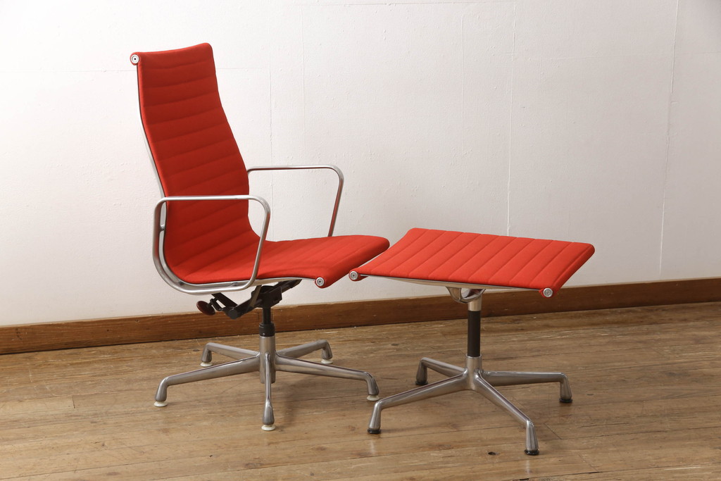 アメリカビンテージ　Hermanmiller(ハーマンミラー社)　Eames Aluminum Group(イームズアルミナムグループ)　エグゼクティブチェア　鮮やかなレッドカラーが空間を彩る回転チェアとオットマンのセット(回転椅子、回転イス、アームチェア、オフィスチェア、フットスツール、ヴィンテージ)(定価約55万円)(R-066558)