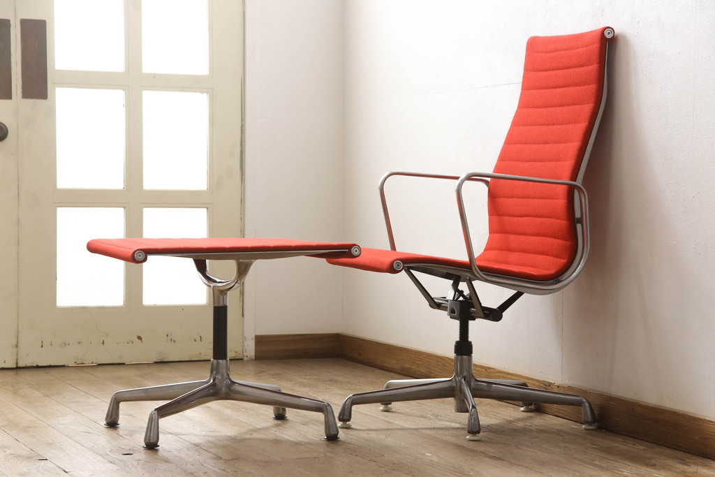 アメリカビンテージ　Hermanmiller(ハーマンミラー社)　Eames Aluminum Group(イームズアルミナムグループ)　エグゼクティブチェア　鮮やかなレッドカラーが空間を彩る回転チェアとオットマンのセット(回転椅子、回転イス、アームチェア、オフィスチェア、フットスツール、ヴィンテージ)(定価約55万円)(R-066558)