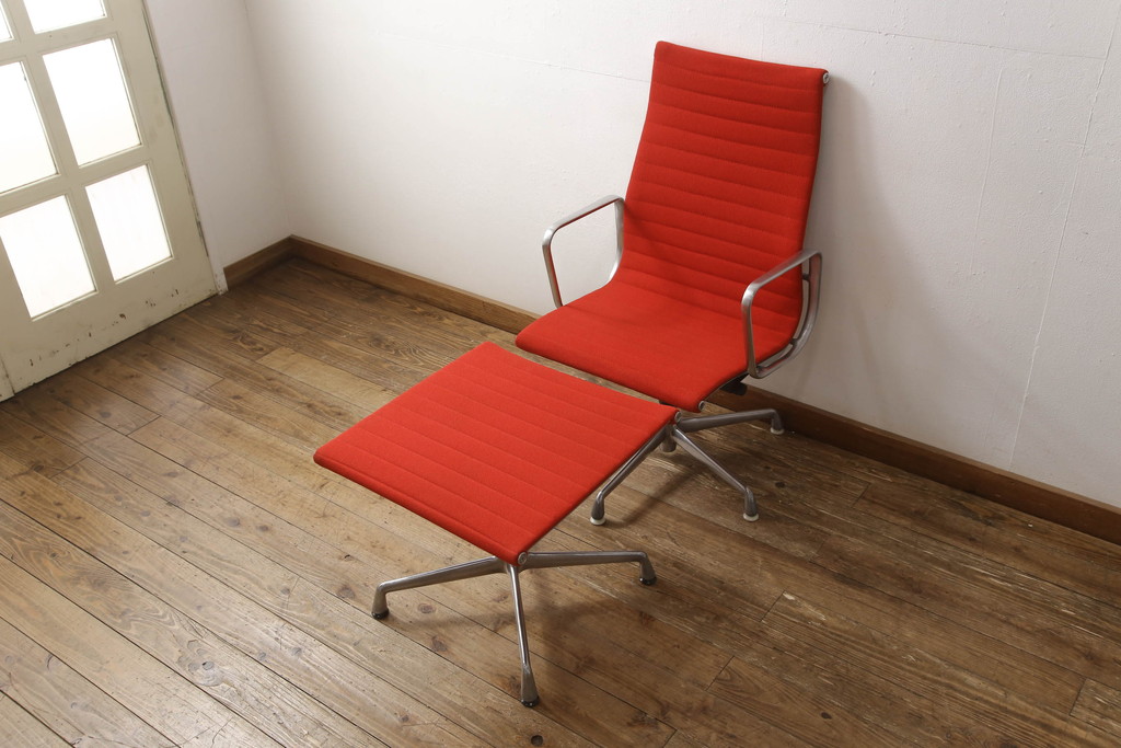 アメリカビンテージ　Hermanmiller(ハーマンミラー社)　Eames Aluminum Group(イームズアルミナムグループ)　エグゼクティブチェア　鮮やかなレッドカラーが空間を彩る回転チェアとオットマンのセット(回転椅子、回転イス、アームチェア、オフィスチェア、フットスツール、ヴィンテージ)(定価約55万円)(R-066558)