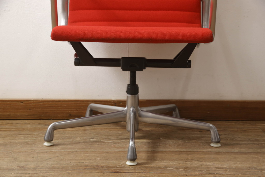 アメリカビンテージ　Hermanmiller(ハーマンミラー社)　Eames Aluminum Group(イームズアルミナムグループ)　エグゼクティブチェア　鮮やかなレッドカラーが空間を彩る回転チェアとオットマンのセット(回転椅子、回転イス、アームチェア、オフィスチェア、フットスツール、ヴィンテージ)(定価約55万円)(R-066558)