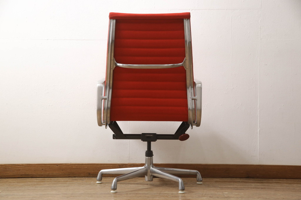 アメリカビンテージ　Hermanmiller(ハーマンミラー社)　Eames Aluminum Group(イームズアルミナムグループ)　エグゼクティブチェア　鮮やかなレッドカラーが空間を彩る回転チェアとオットマンのセット(回転椅子、回転イス、アームチェア、オフィスチェア、フットスツール、ヴィンテージ)(定価約55万円)(R-066558)