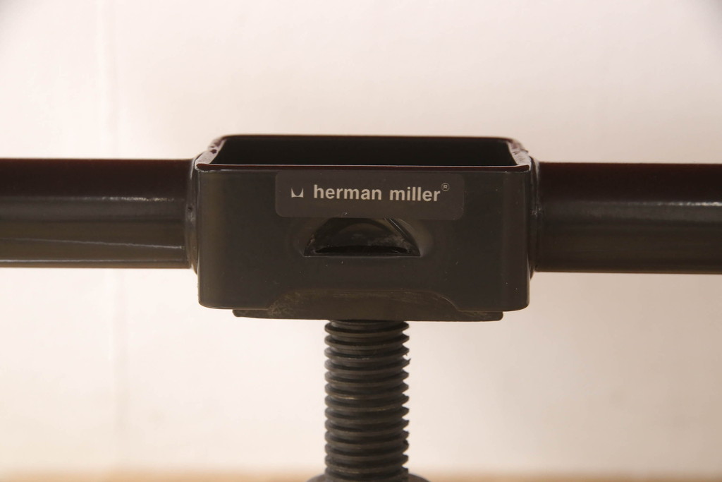 アメリカビンテージ　Hermanmiller(ハーマンミラー社)　Eames Aluminum Group(イームズアルミナムグループ)　エグゼクティブチェア　鮮やかなレッドカラーが空間を彩る回転チェアとオットマンのセット(回転椅子、回転イス、アームチェア、オフィスチェア、フットスツール、ヴィンテージ)(定価約55万円)(R-066558)