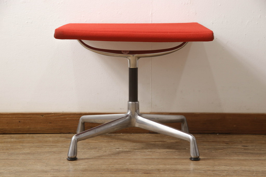 アメリカビンテージ　Hermanmiller(ハーマンミラー社)　Eames Aluminum Group(イームズアルミナムグループ)　エグゼクティブチェア　鮮やかなレッドカラーが空間を彩る回転チェアとオットマンのセット(回転椅子、回転イス、アームチェア、オフィスチェア、フットスツール、ヴィンテージ)(定価約55万円)(R-066558)