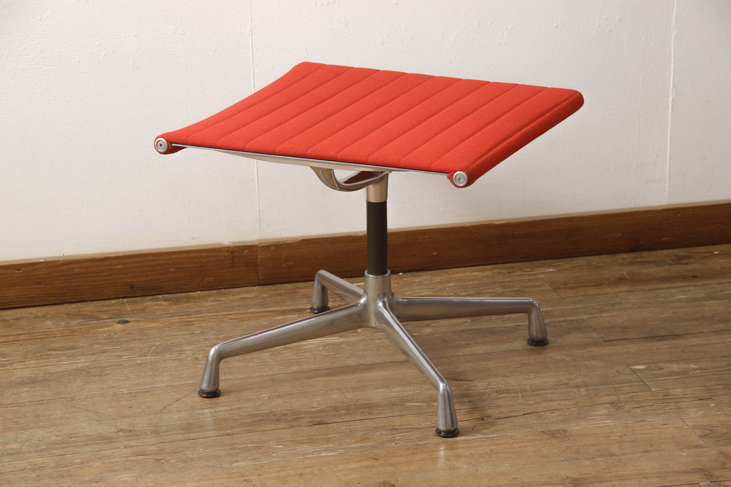 アメリカビンテージ　Hermanmiller(ハーマンミラー社)　Eames Aluminum Group(イームズアルミナムグループ)　エグゼクティブチェア　鮮やかなレッドカラーが空間を彩る回転チェアとオットマンのセット(回転椅子、回転イス、アームチェア、オフィスチェア、フットスツール、ヴィンテージ)(定価約55万円)(R-066558)