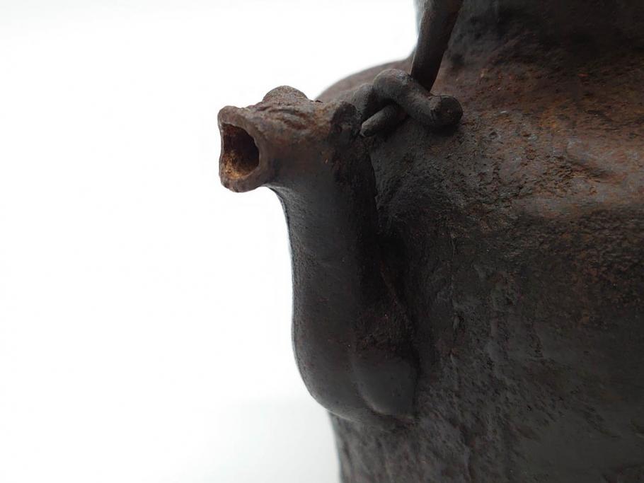 明治～大正　龍文堂造　丁寧な意匠ながらも迫力のある鉄瓶(獣口、花唐草、湯沸、湯瓶、茶道具、茶器)(R-074876)