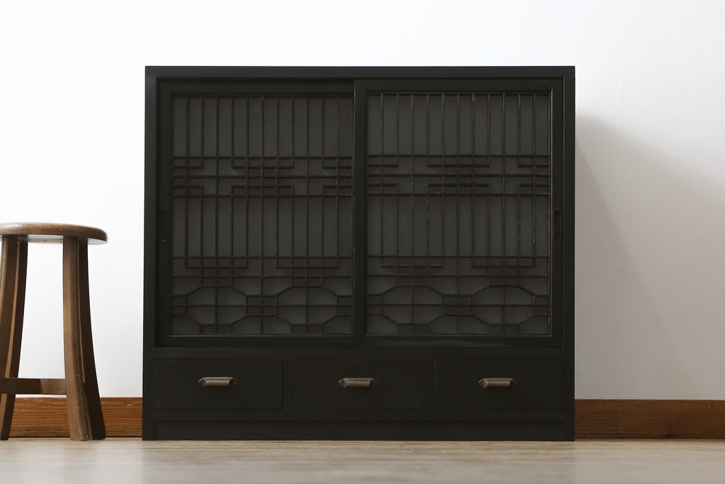 中古　ラフジュ工房オリジナル　古建具リメイク　すりガラス入り　洗練された和の雰囲気を放つサイドボード(書院戸、組子、サイドキャビネット、収納棚、戸棚、食器棚)(R-078870)