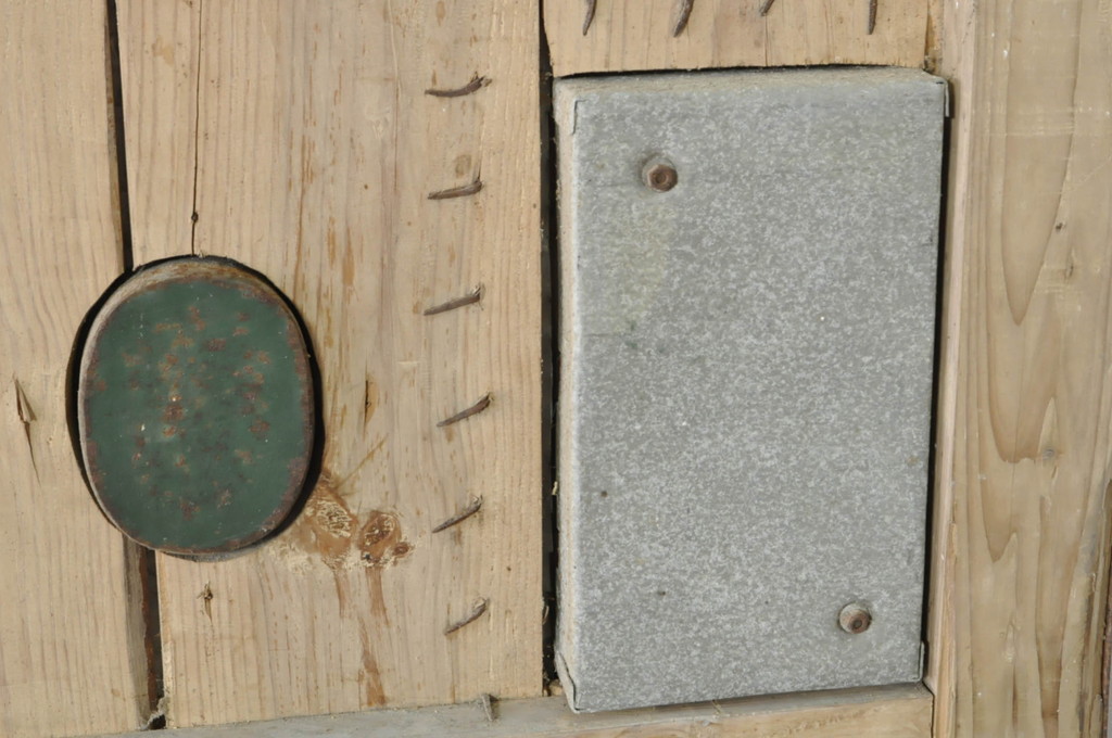 アンティーク建具　重厚な味わい深い鉄板張りの蔵戸1枚(鉄扉、玄関戸、引き戸)(R-080228)