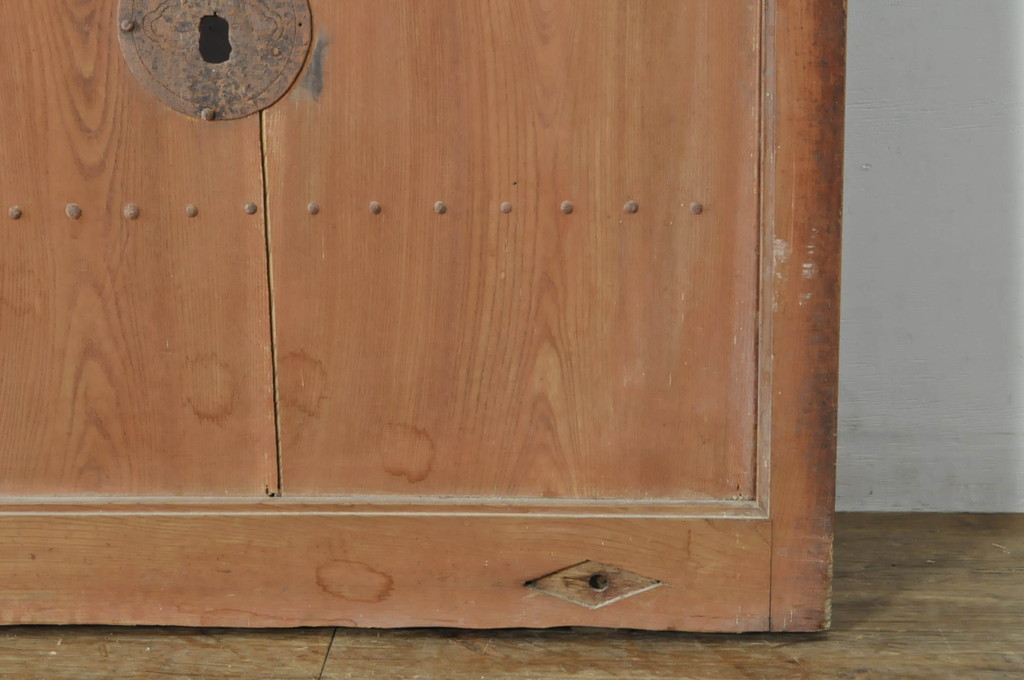 アンティーク建具　総欅(ケヤキ)材　時代の流れを感じさせる格子蔵戸1枚(引き戸、玄関戸、格子戸)(R-080229)