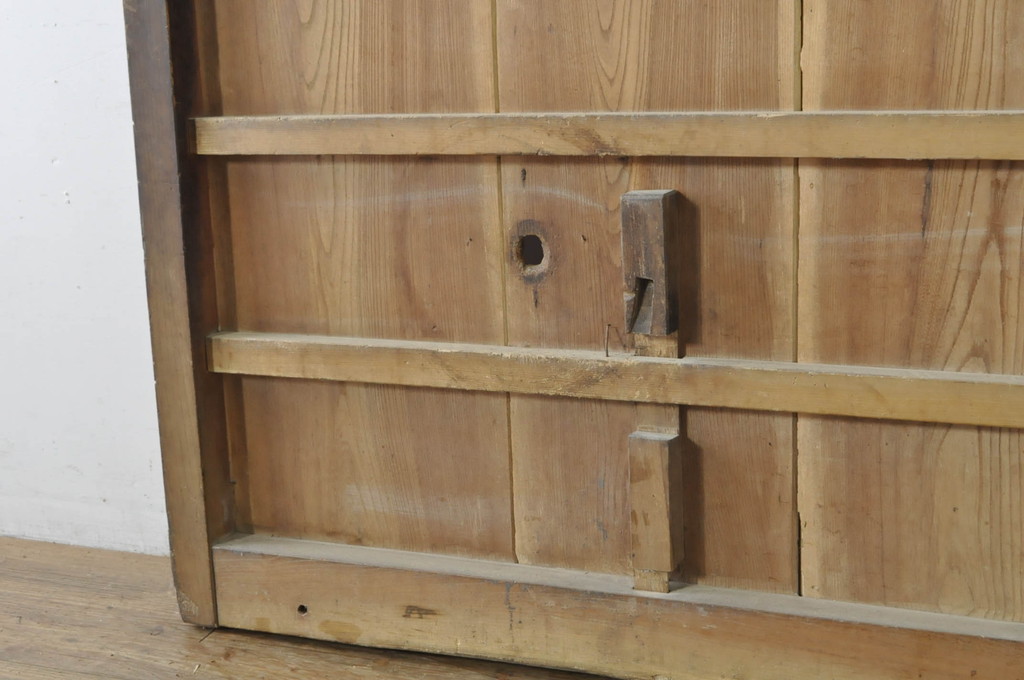 アンティーク建具　総欅(ケヤキ)材　時代の流れを感じさせる格子蔵戸1枚(引き戸、玄関戸、格子戸)(R-080229)