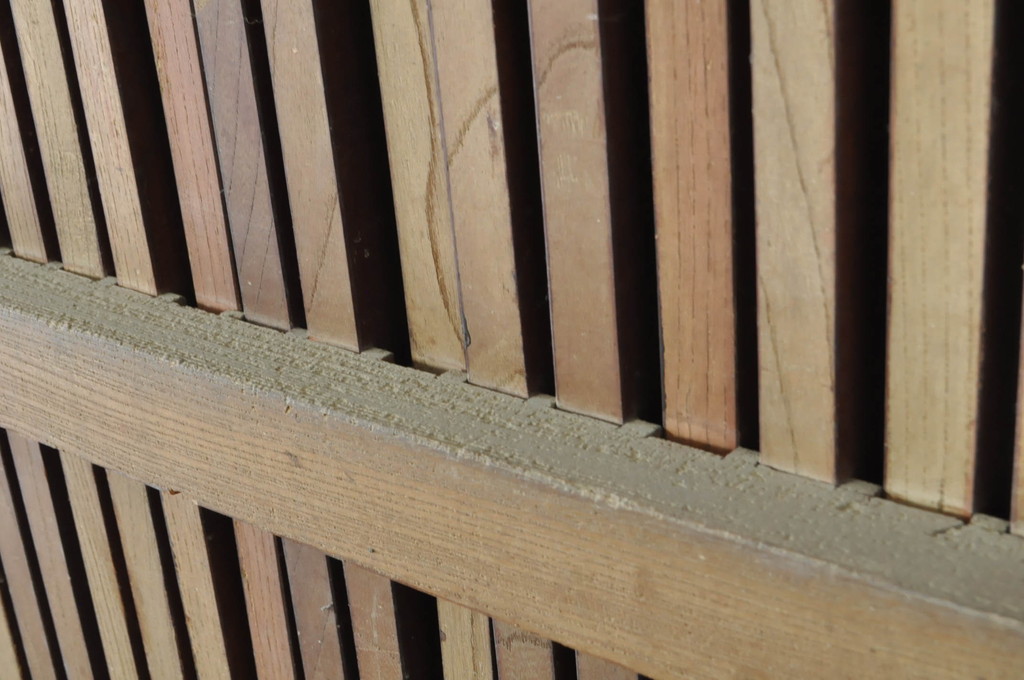 アンティーク建具　総欅(ケヤキ)材　時代の流れを感じさせる格子蔵戸1枚(引き戸、玄関戸、格子戸)(R-080229)