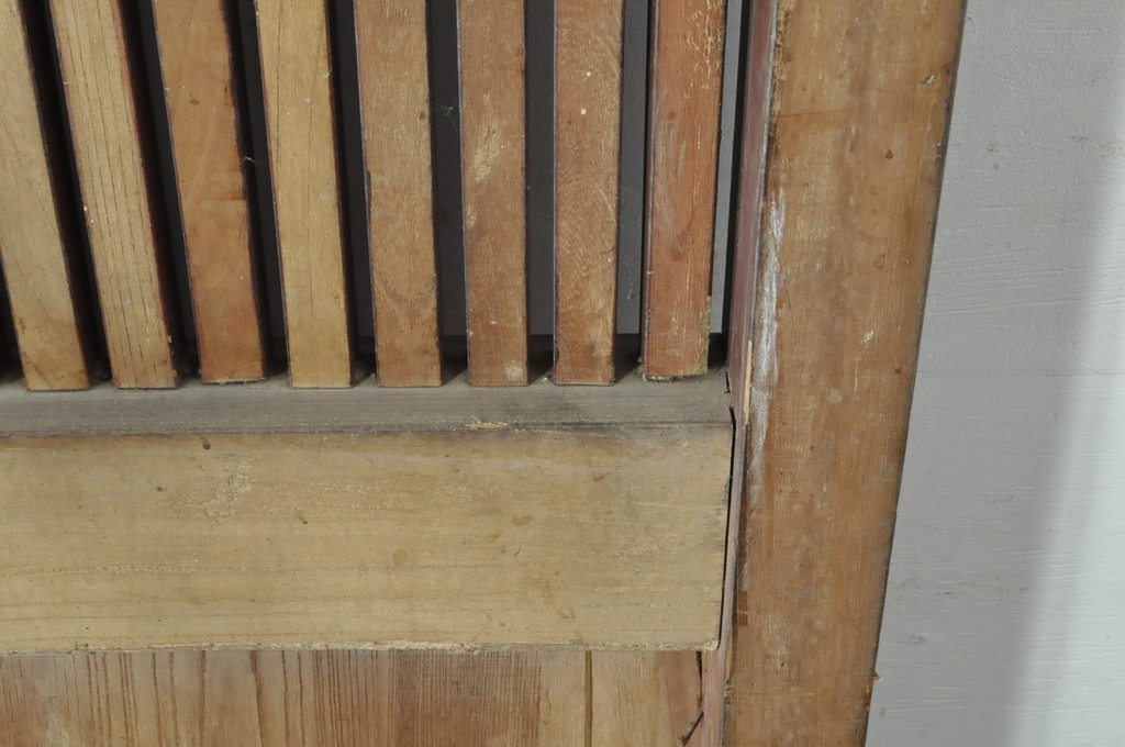 アンティーク建具　総欅(ケヤキ)材　時代の流れを感じさせる格子蔵戸1枚(引き戸、玄関戸、格子戸)(R-080229)