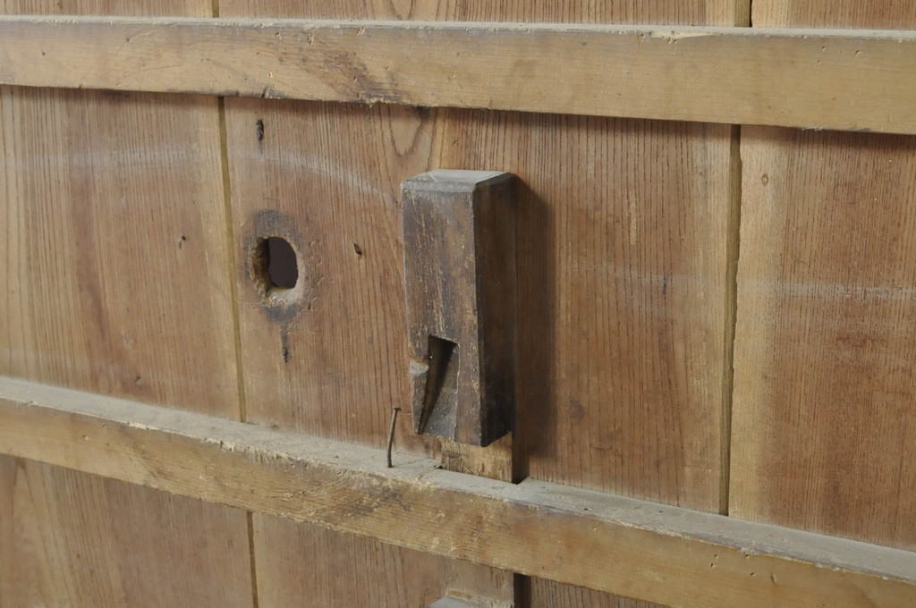 アンティーク建具　総欅(ケヤキ)材　時代の流れを感じさせる格子蔵戸1枚(引き戸、玄関戸、格子戸)(R-080229)