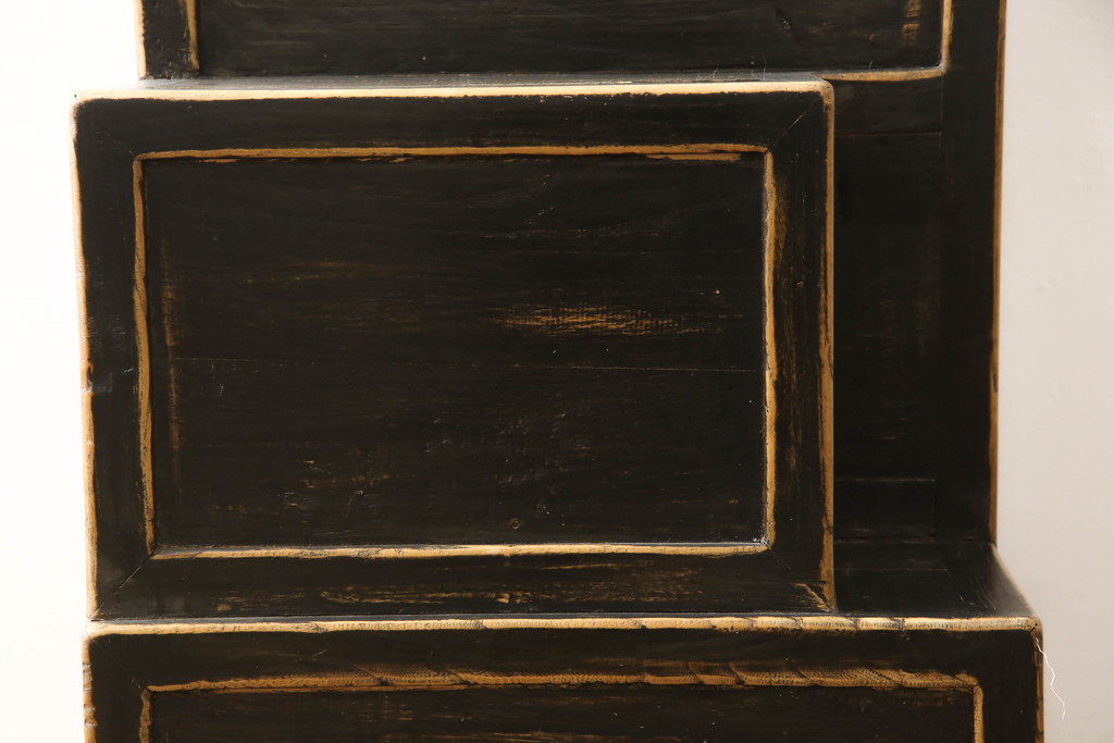 中古　アンティーク調でレトロな雰囲気が魅力の小振りな階段箪笥(収納棚、戸棚、和タンス)(R-066549)