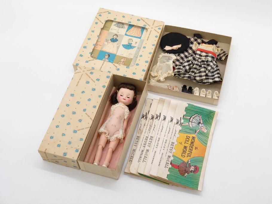 Tiny Betsy McCall(タイニー・ベッツィー・マッコール)　パッチリとした瞳が愛らしい人形と服や小物セット(ファッションドール、着せ替え人形、女の子、目つむり人形、アメリカ、ブリンキング・アイ、外箱付き)(R-080556)